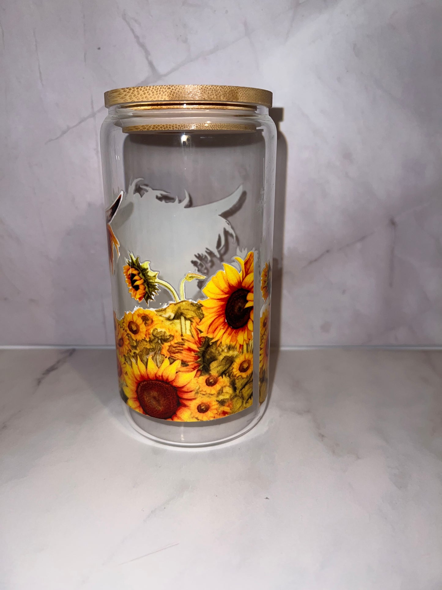 🌻 Highland Cow With Sunflowers – 16 oz Glass Tumbler