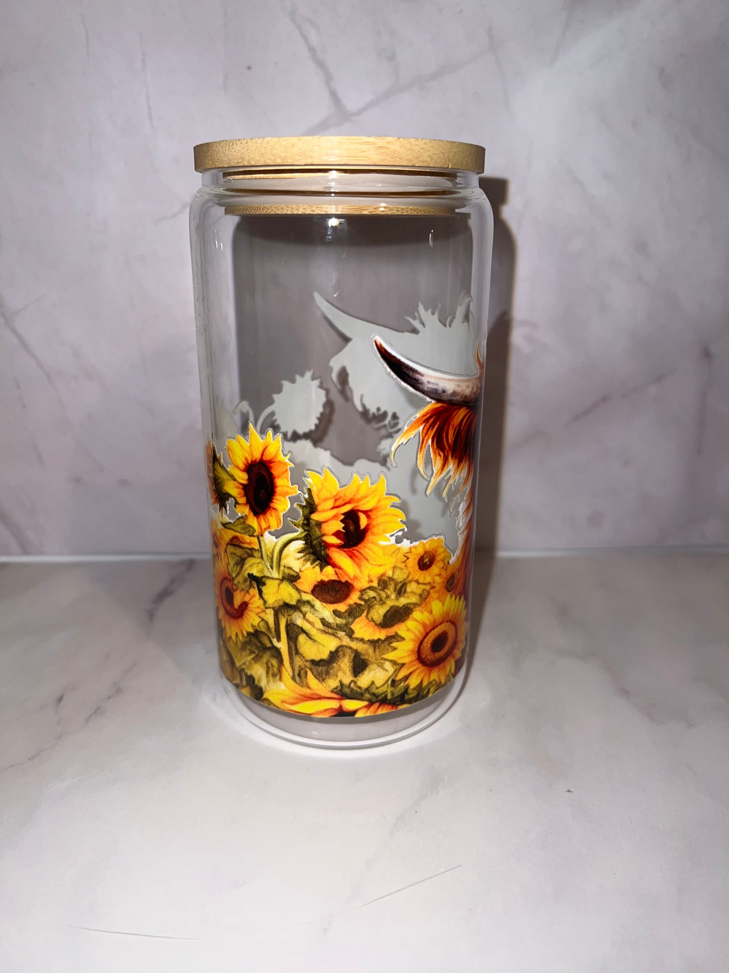 🌻 Highland Cow With Sunflowers – 16 oz Glass Tumbler